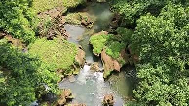旅行湖水小溪树林拍摄瀑布视频的预览图
